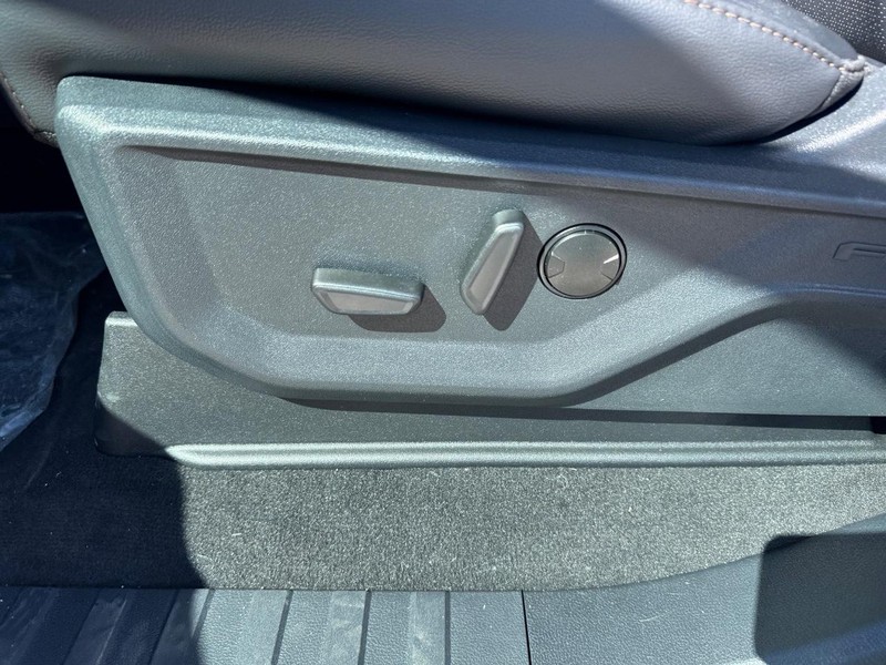 Ford Super Duty F-250 SRW Vehicle Full-screen Gallery Image 18
