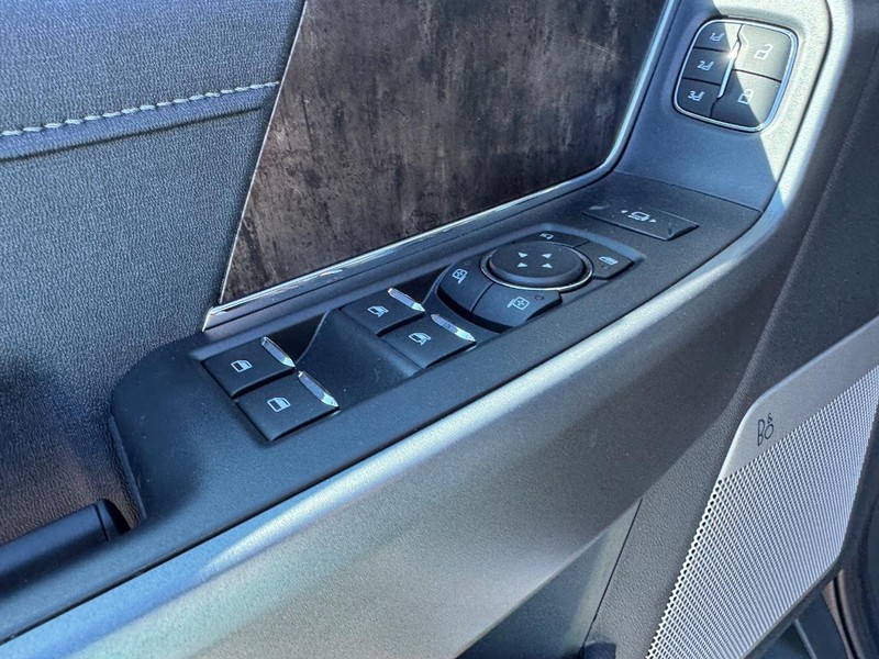 Ford Super Duty F-250 SRW Vehicle Full-screen Gallery Image 19