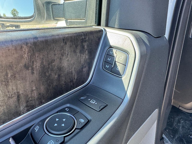 Ford Super Duty F-250 SRW Vehicle Full-screen Gallery Image 20