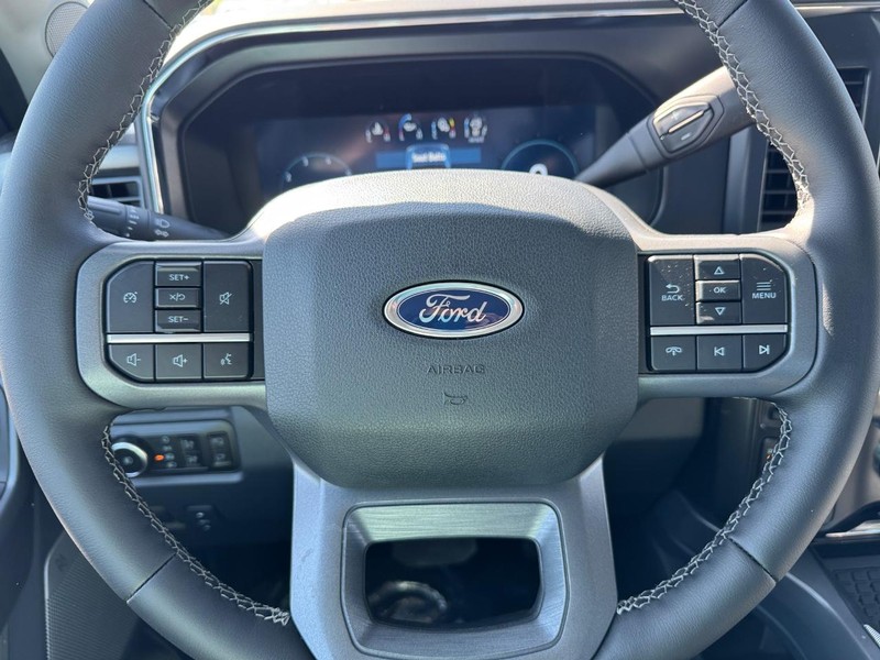 Ford Super Duty F-250 SRW Vehicle Full-screen Gallery Image 21
