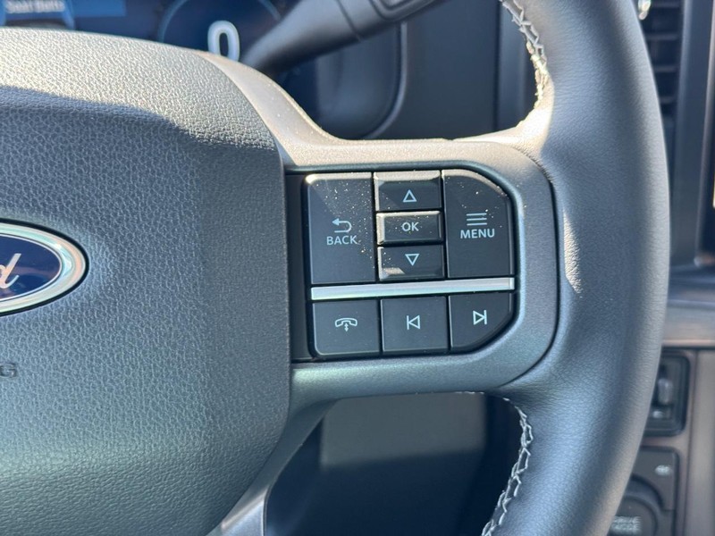Ford Super Duty F-250 SRW Vehicle Full-screen Gallery Image 23