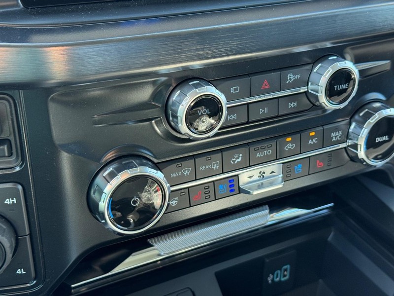 Ford Super Duty F-250 SRW Vehicle Full-screen Gallery Image 25