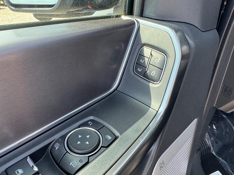 Ford F-150 Vehicle Full-screen Gallery Image 21