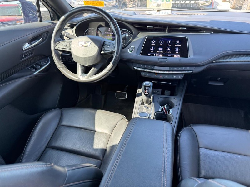 Cadillac XT4 Vehicle Full-screen Gallery Image 16