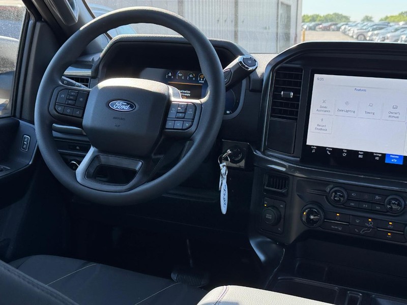 Ford F-150 Vehicle Full-screen Gallery Image 15