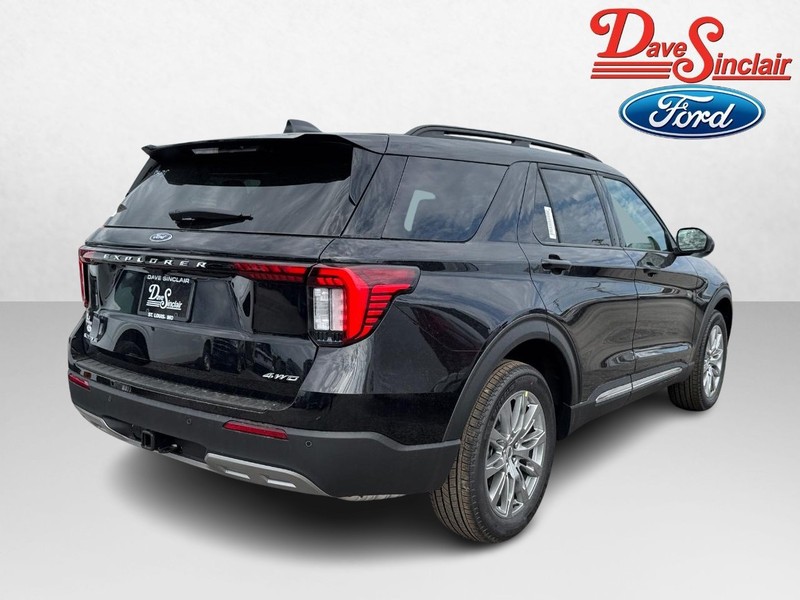 Ford Explorer Vehicle Full-screen Gallery Image 07