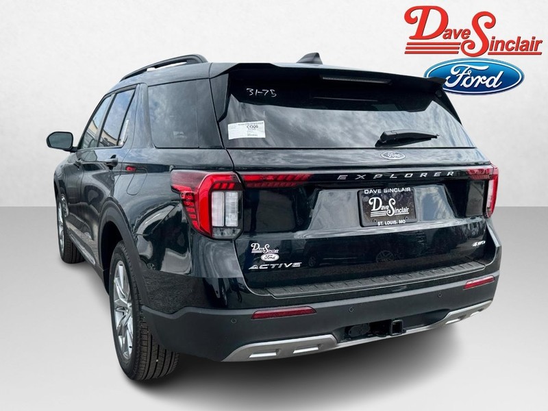 Ford Explorer Vehicle Full-screen Gallery Image 09