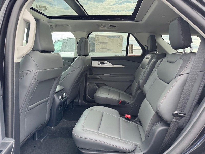 Ford Explorer Vehicle Full-screen Gallery Image 12