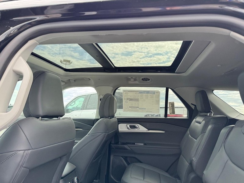 Ford Explorer Vehicle Full-screen Gallery Image 13