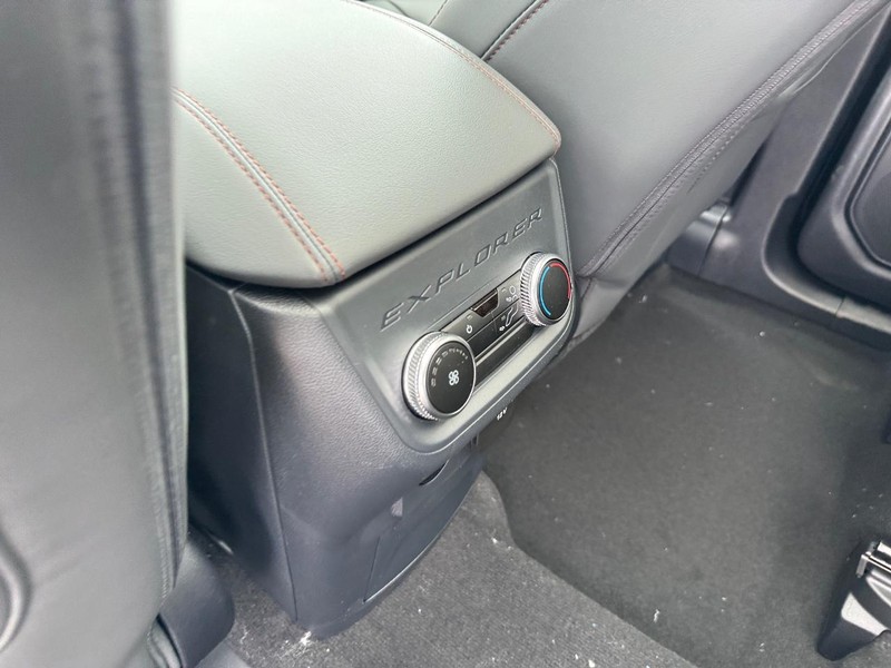Ford Explorer Vehicle Full-screen Gallery Image 14