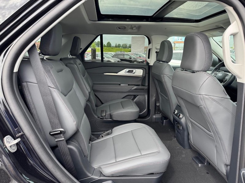 Ford Explorer Vehicle Full-screen Gallery Image 16