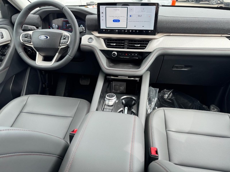 Ford Explorer Vehicle Full-screen Gallery Image 17