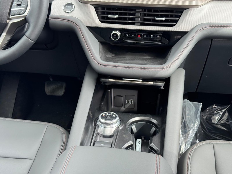 Ford Explorer Vehicle Full-screen Gallery Image 20