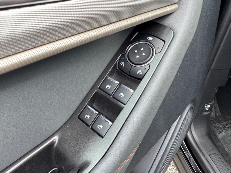Ford Explorer Vehicle Full-screen Gallery Image 22