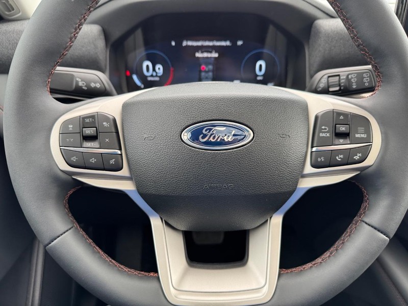 Ford Explorer Vehicle Full-screen Gallery Image 23
