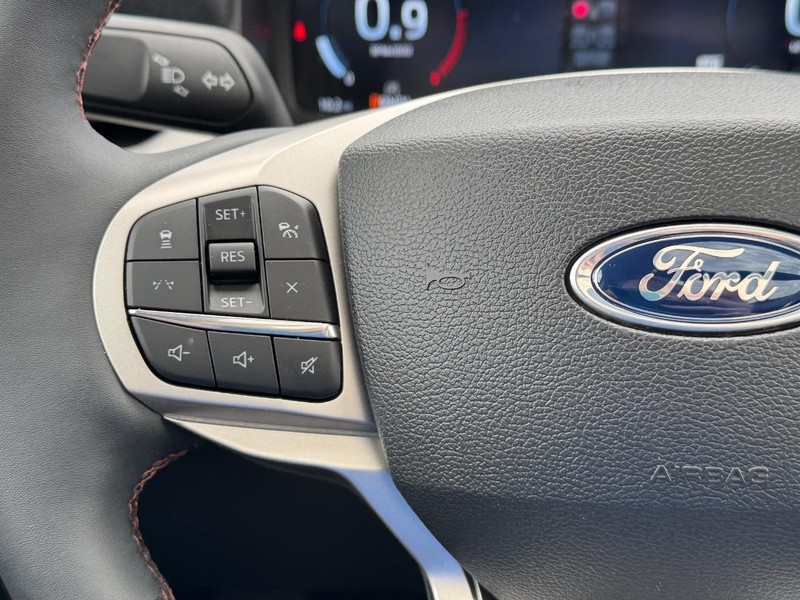 Ford Explorer Vehicle Full-screen Gallery Image 24