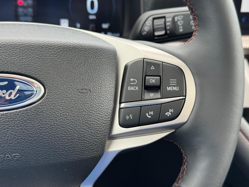 Ford Explorer Vehicle Full-screen Gallery Image 25