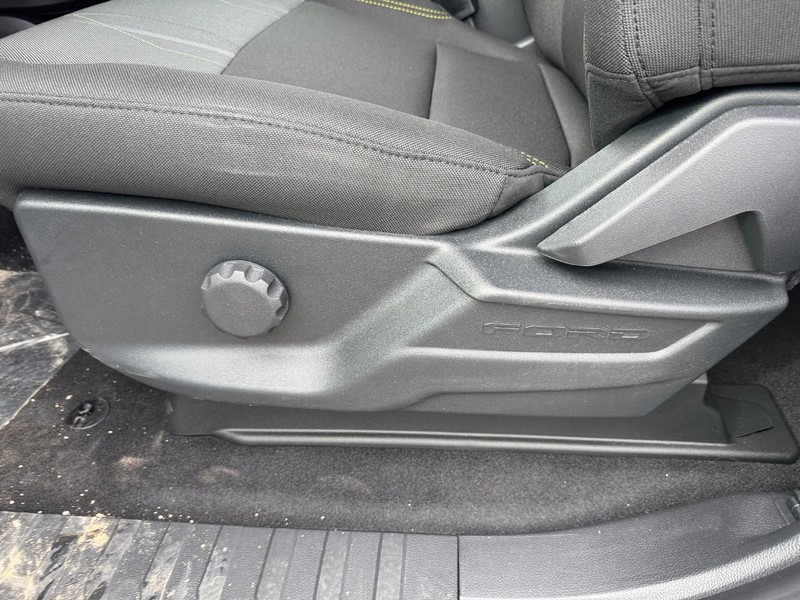 Ford F-150 Vehicle Full-screen Gallery Image 18