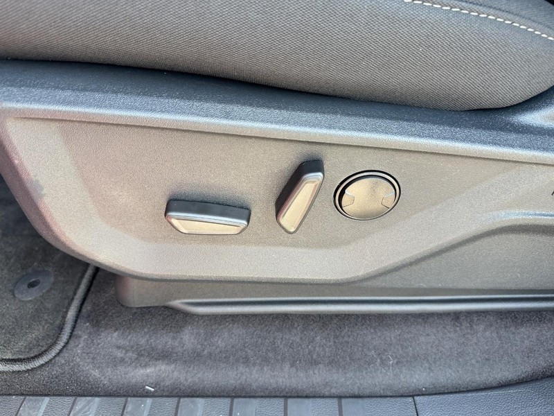 Ford F-150 Vehicle Full-screen Gallery Image 18