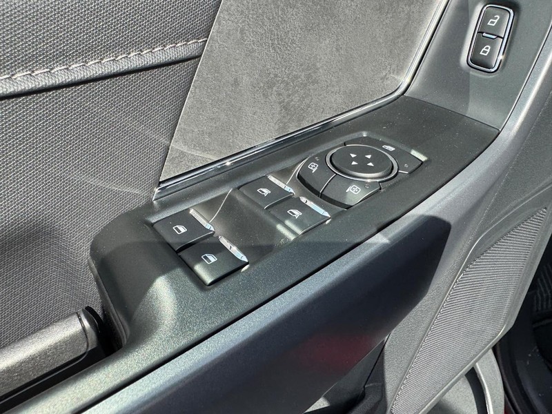Ford F-150 Vehicle Full-screen Gallery Image 19