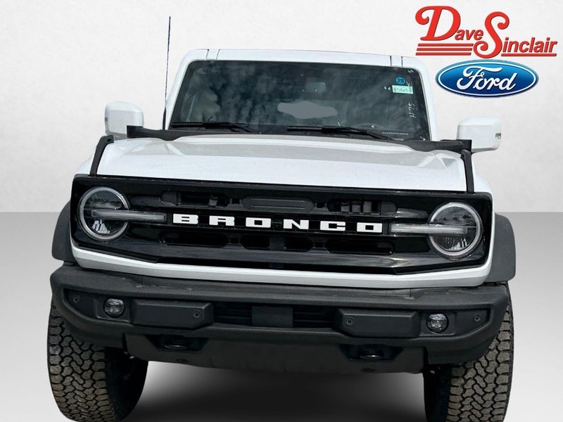 Ford Bronco Vehicle Full-screen Gallery Image 02