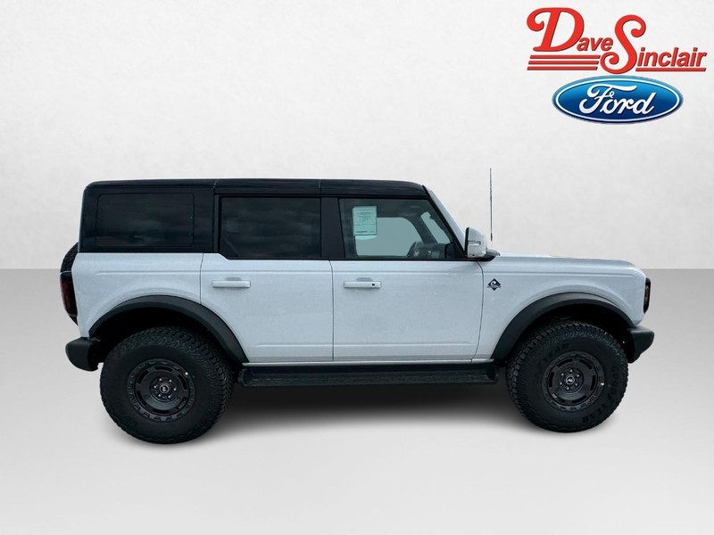 Ford Bronco Vehicle Full-screen Gallery Image 05