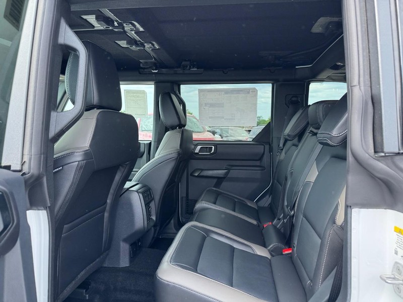 Ford Bronco Vehicle Full-screen Gallery Image 12