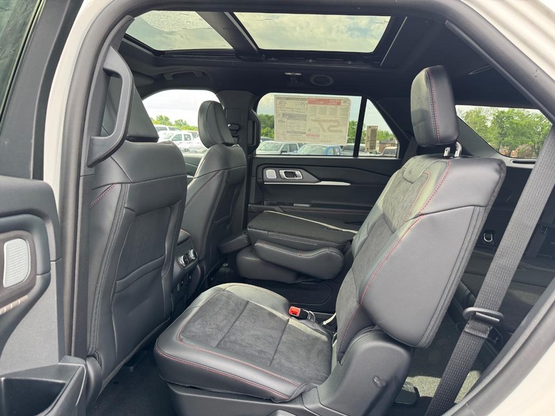 Ford Explorer Vehicle Full-screen Gallery Image 12