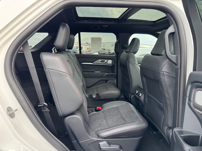 Ford Explorer Vehicle Full-screen Gallery Image 14