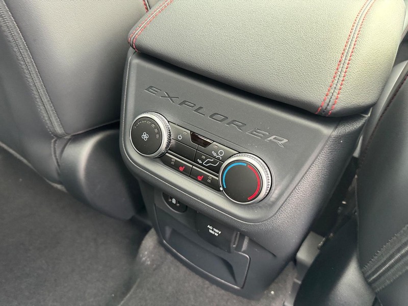 Ford Explorer Vehicle Full-screen Gallery Image 15
