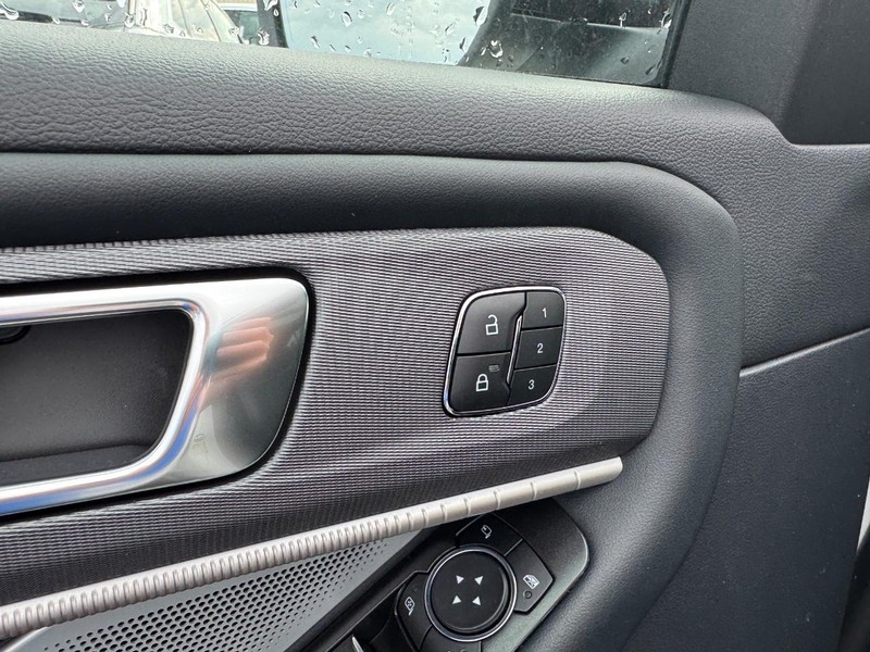 Ford Explorer Vehicle Full-screen Gallery Image 22