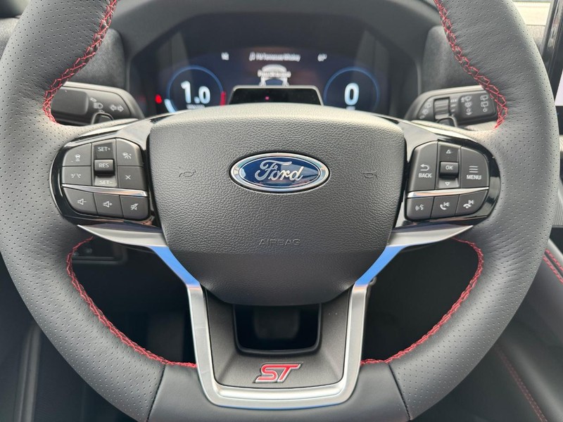 Ford Explorer Vehicle Full-screen Gallery Image 23