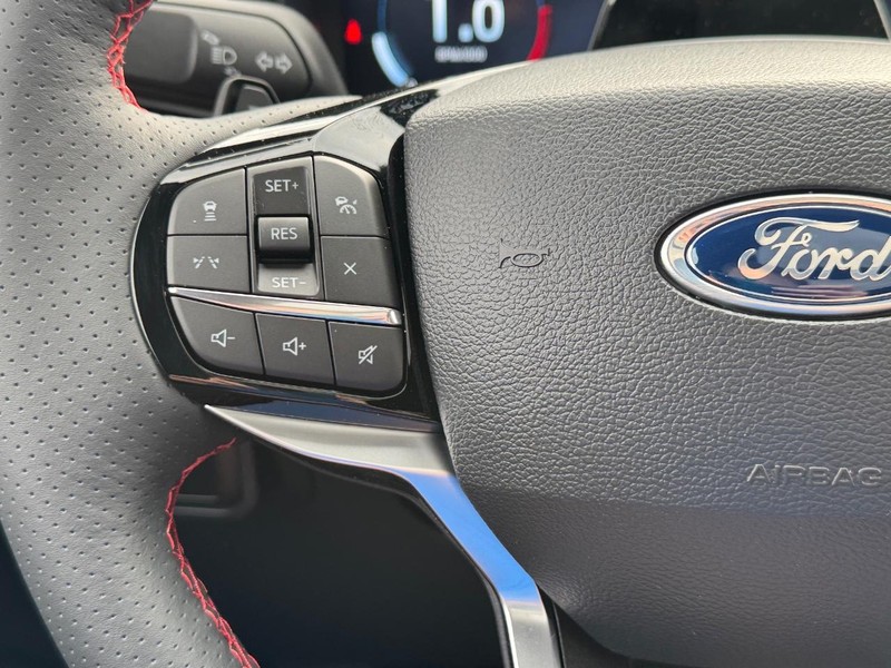 Ford Explorer Vehicle Full-screen Gallery Image 24
