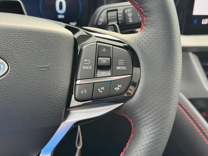 Ford Explorer Vehicle Full-screen Gallery Image 25