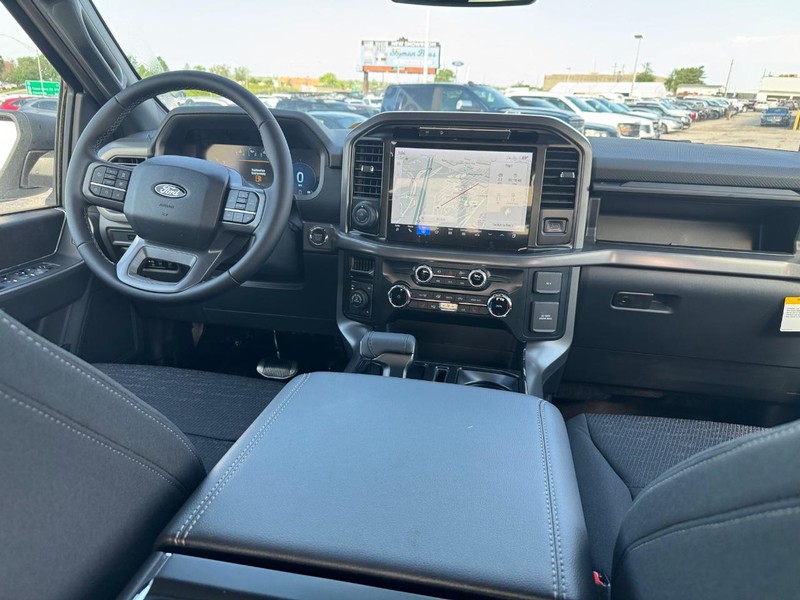 Ford F-150 Vehicle Full-screen Gallery Image 14
