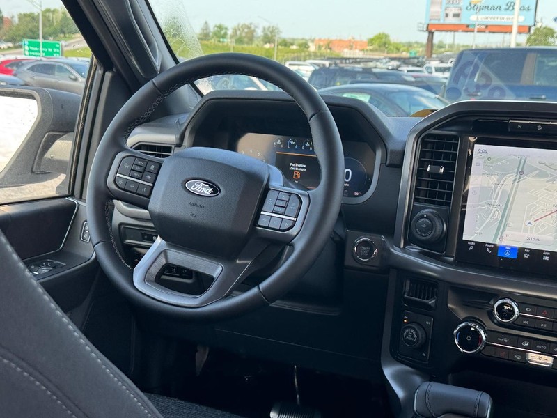 Ford F-150 Vehicle Full-screen Gallery Image 15
