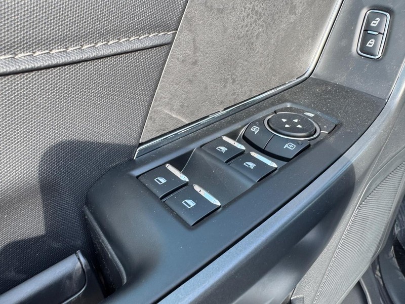Ford F-150 Vehicle Full-screen Gallery Image 19