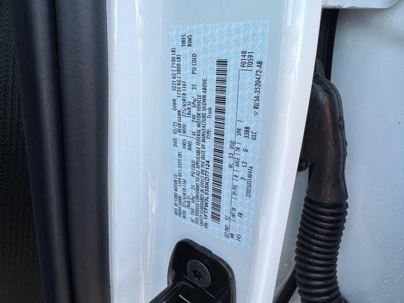 Ford F-150 Vehicle Full-screen Gallery Image 26