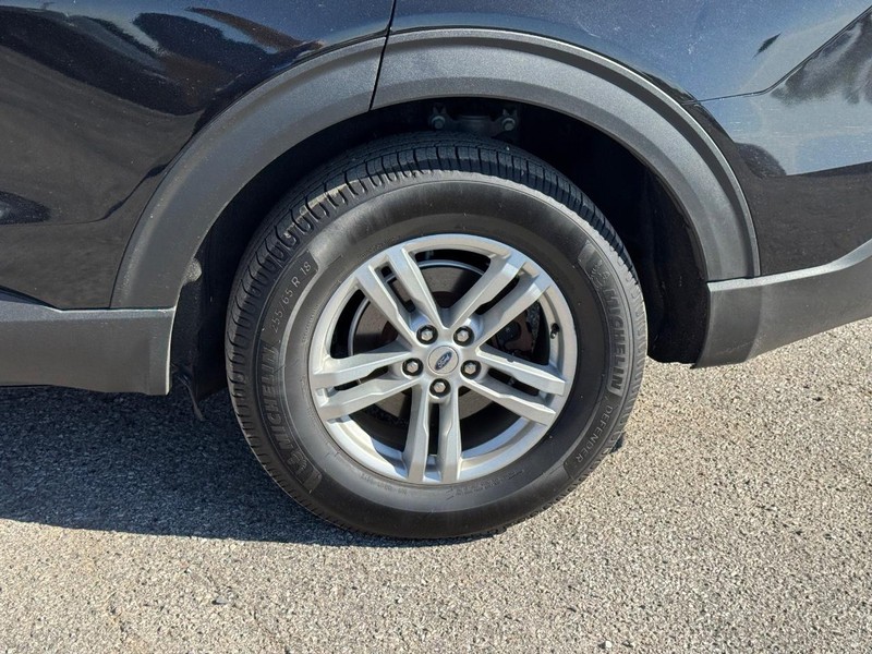 Ford Explorer Vehicle Full-screen Gallery Image 11
