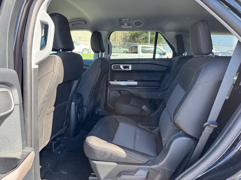 Ford Explorer Vehicle Full-screen Gallery Image 12