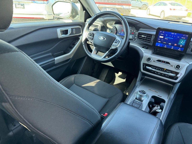 Ford Explorer Vehicle Full-screen Gallery Image 15
