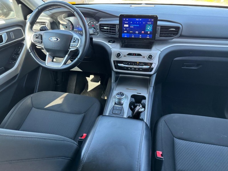 Ford Explorer Vehicle Full-screen Gallery Image 16