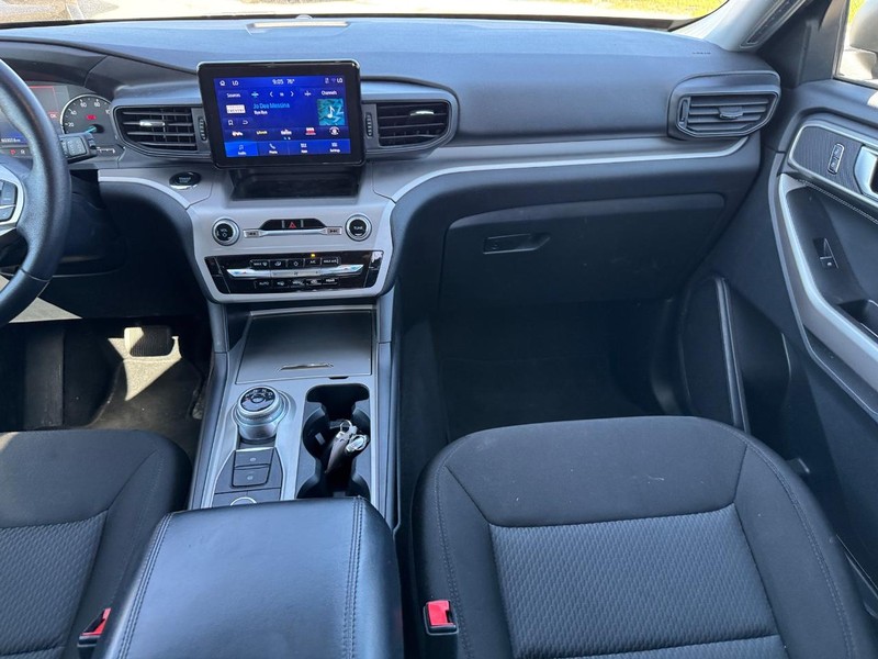 Ford Explorer Vehicle Full-screen Gallery Image 17