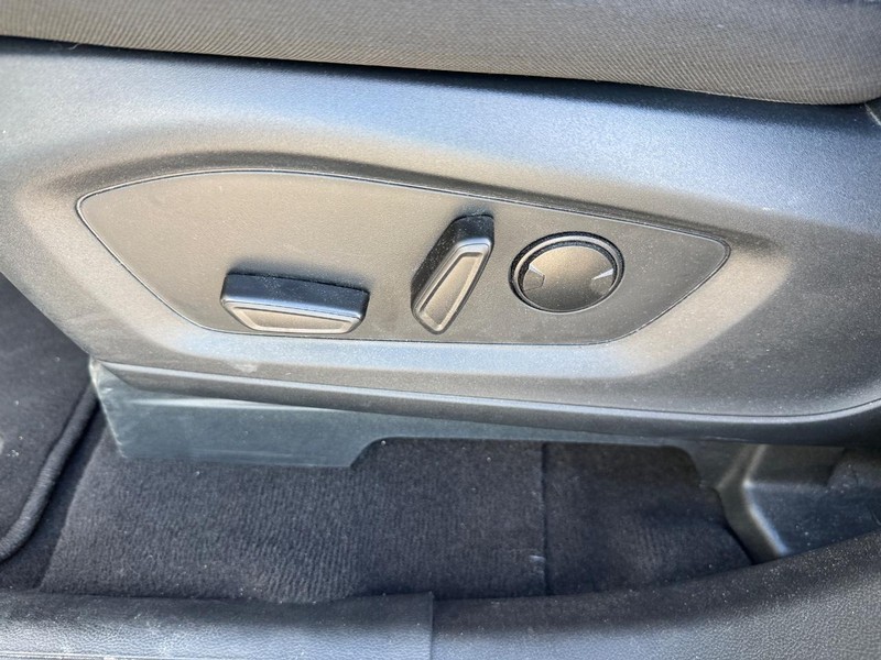 Ford Explorer Vehicle Full-screen Gallery Image 18