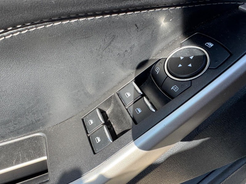 Ford Explorer Vehicle Full-screen Gallery Image 19