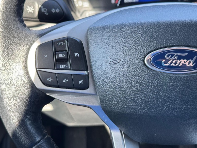 Ford Explorer Vehicle Full-screen Gallery Image 21