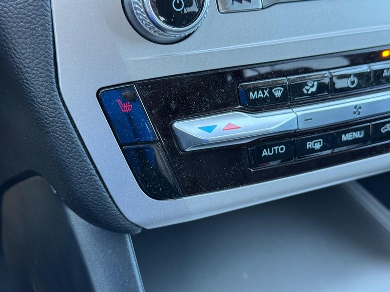 Ford Explorer Vehicle Full-screen Gallery Image 23