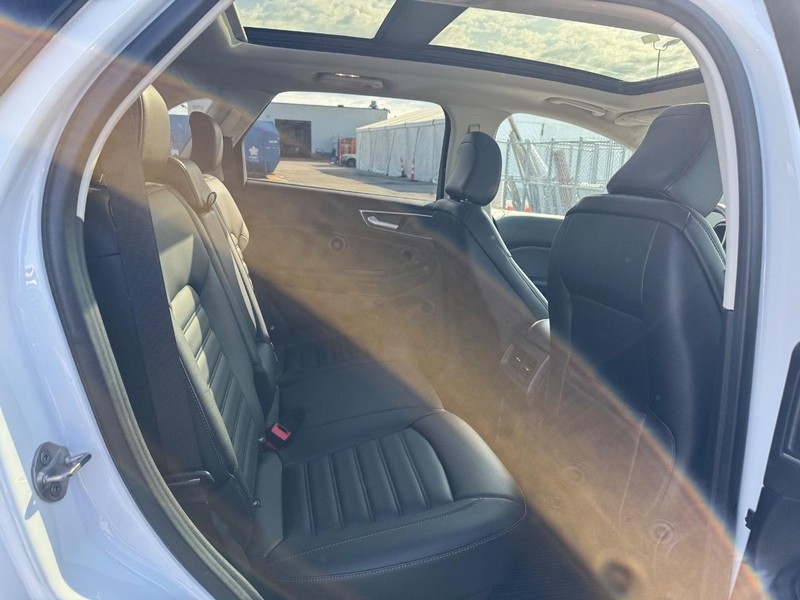 Ford Edge Vehicle Full-screen Gallery Image 14