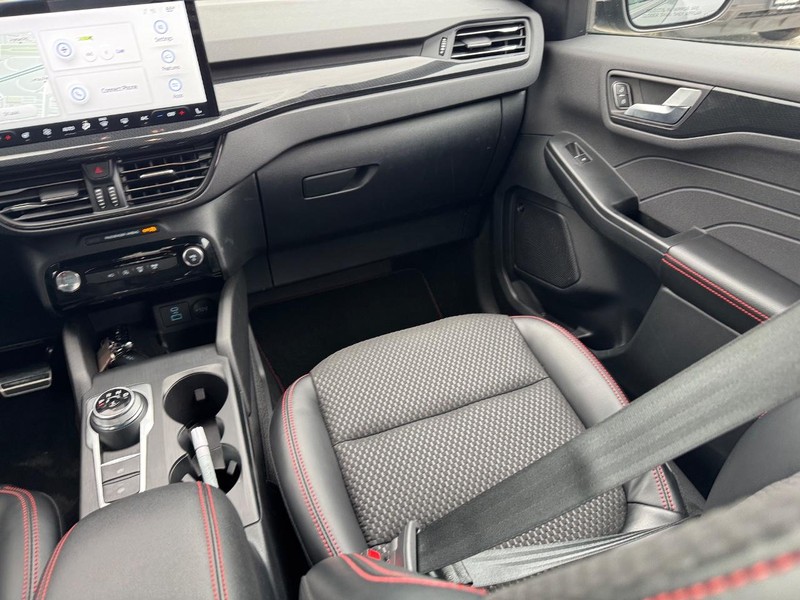 Ford Escape Vehicle Full-screen Gallery Image 16