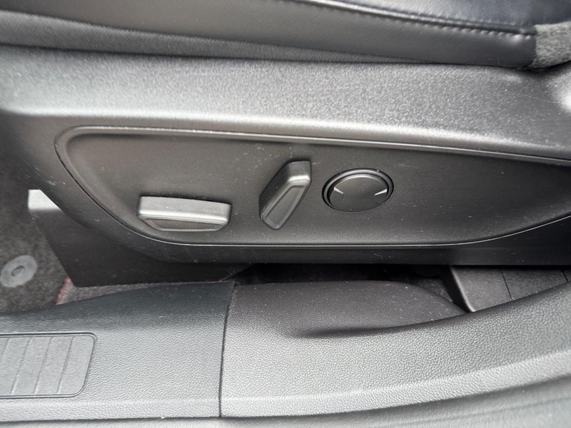 Ford Escape Vehicle Full-screen Gallery Image 17